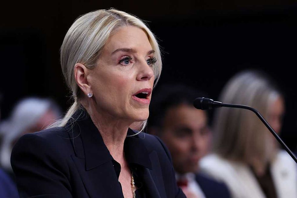 Pam Bondi tears into Democratic senator: 'I wish you loved Chicago as much as you hate President Trump'