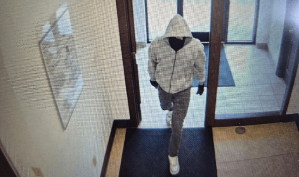 Person of interest in custody after 2 Kentucky bank employees fatally shot during robbery: Report