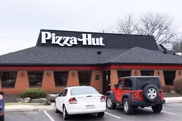 Pizza Hut Classic: Retro fun ruined by non-English-speaking staff, indifferent customer service