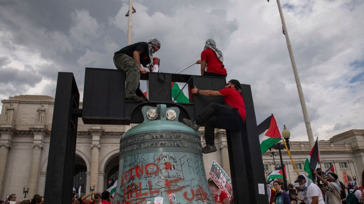 Pro-Palestinian hooligans vandalize Union Station at anti-Israel protest, Republicans restore American flags: 'It's outrageous'