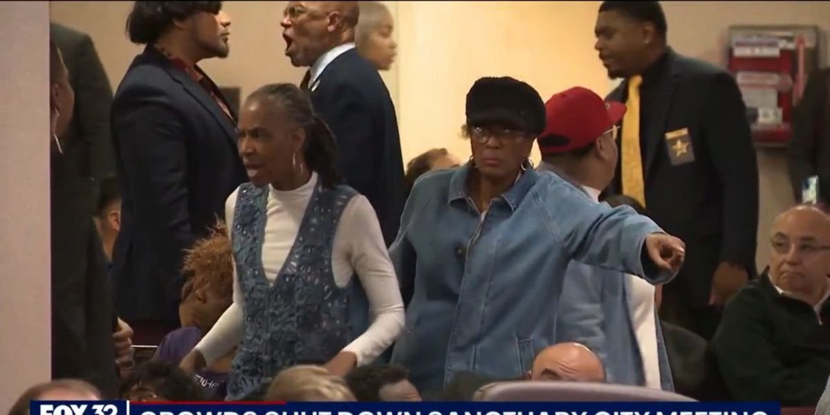NextImg:Protesters take over, shut down Chicago City Council meeting regarding sanctuary city status | Blaze Media