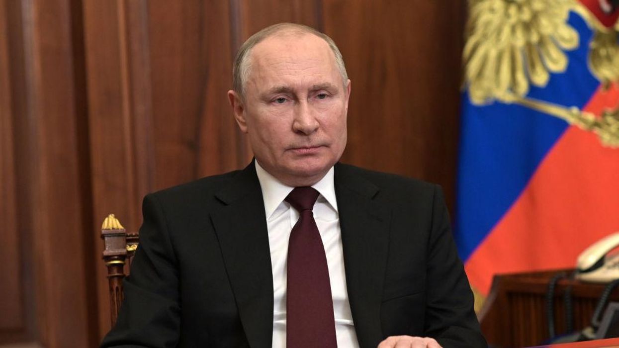 Putin recognizes independence of Ukrainian rebel regions, moving toward war