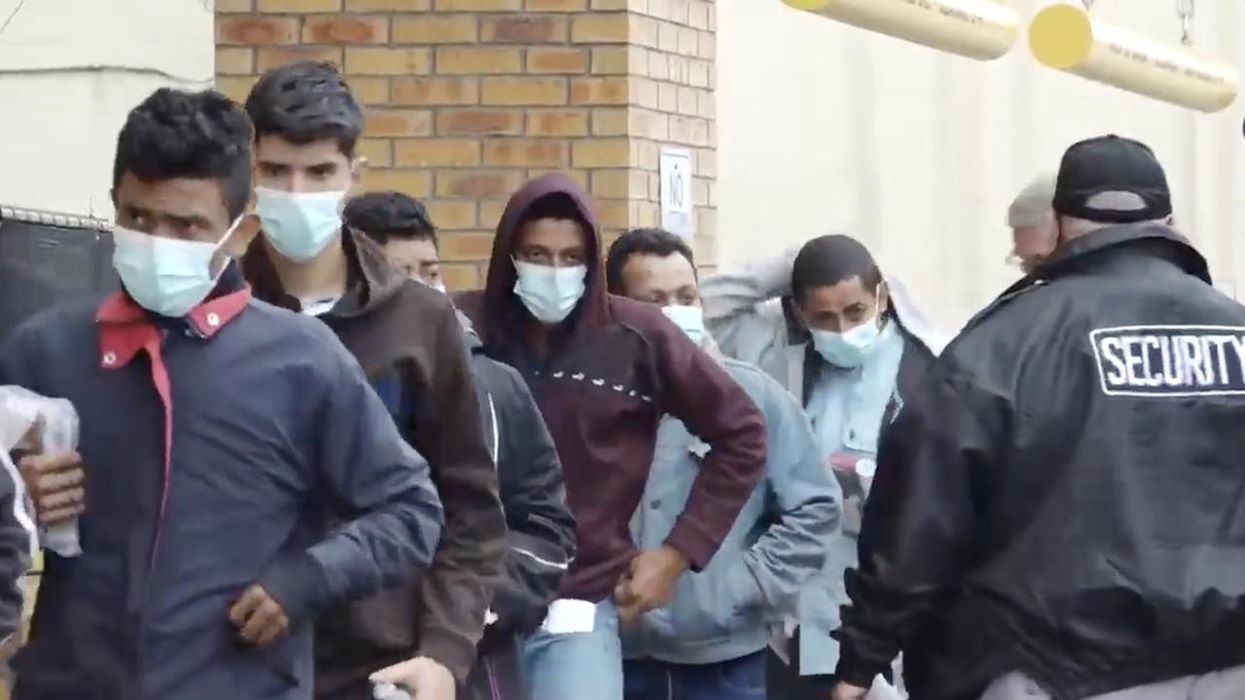 Report: Feds mass-released single adult illegal immigrants, mostly men, who were driven by taxi to Texas airport for travel to other US cities