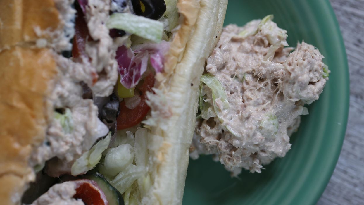 Reporter gets lab to test Subway tuna sandwiches. The lab found no identifiable tuna DNA.