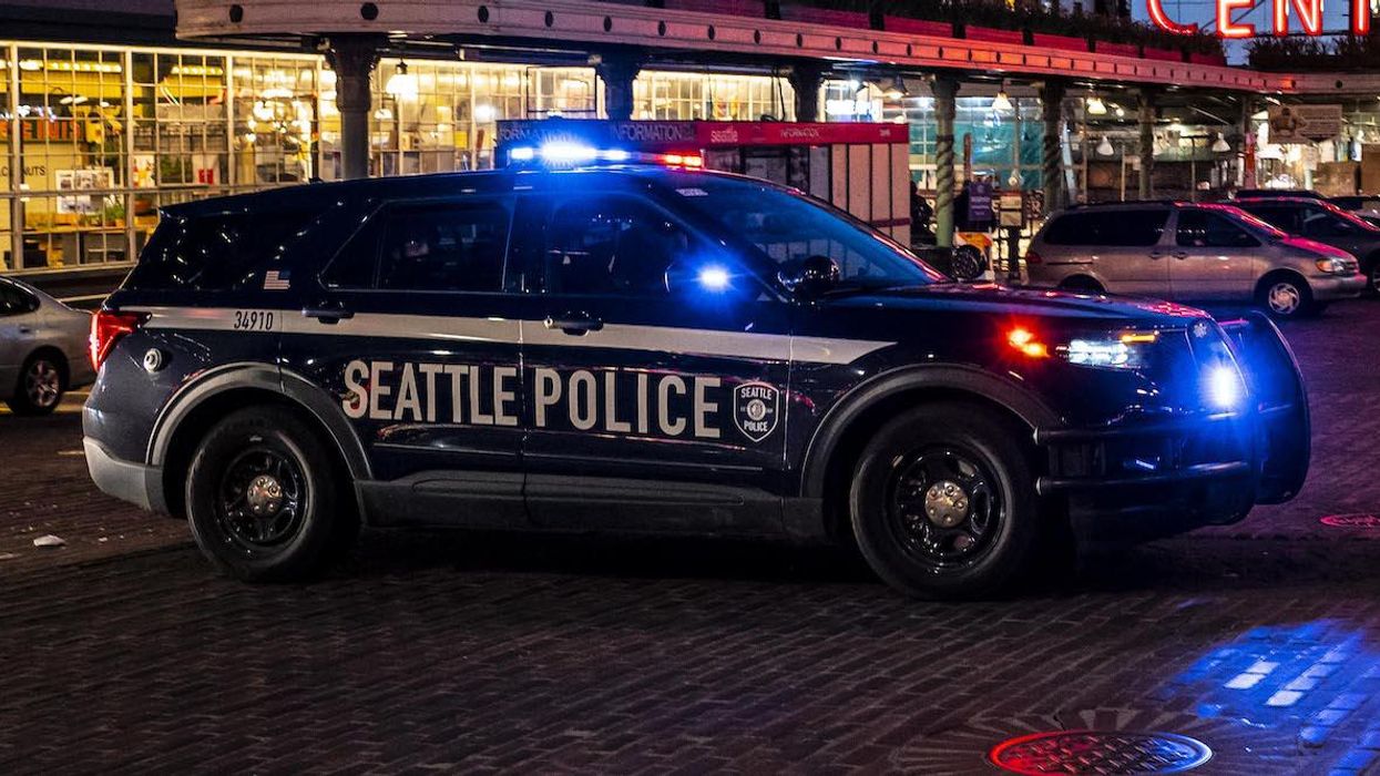 Seattle DoorDash driver tries to thwart car theft by clinging to hood for several blocks and grabbing steering wheel to cause a crash: Report