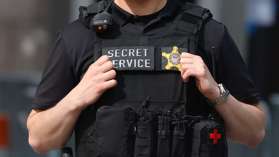 Secret Service agent robbed at gunpoint amid Biden's LA fundraising visit
