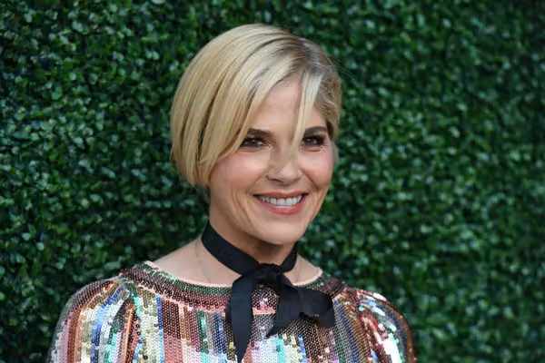 Selma Blair allegedly bit flight attendant and tried to open door on Delta flight
