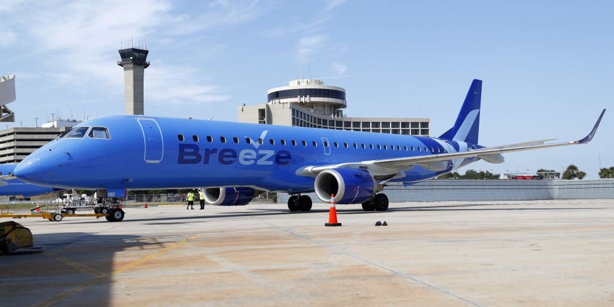 Video shows hulking ‘linebacker’ passenger stifling drunk, unruly passenger David Leroy Carter, who spewed racist slurs and forced Breeze Airways flight into emergency landing. Video shows hulking ‘linebacker’ passenger stifling drunk, unruly passenger David Leroy Carter, who spewed racist slurs and forced Breeze Airways flight into emergency landing.
