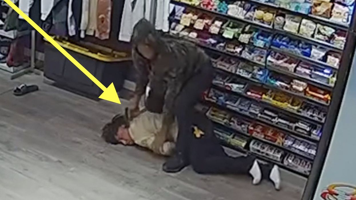 Smoke shop worker reportedly shoots crook outside shop after would-be robber tackled him in store, held gun to his head, pointed guns at him while running off