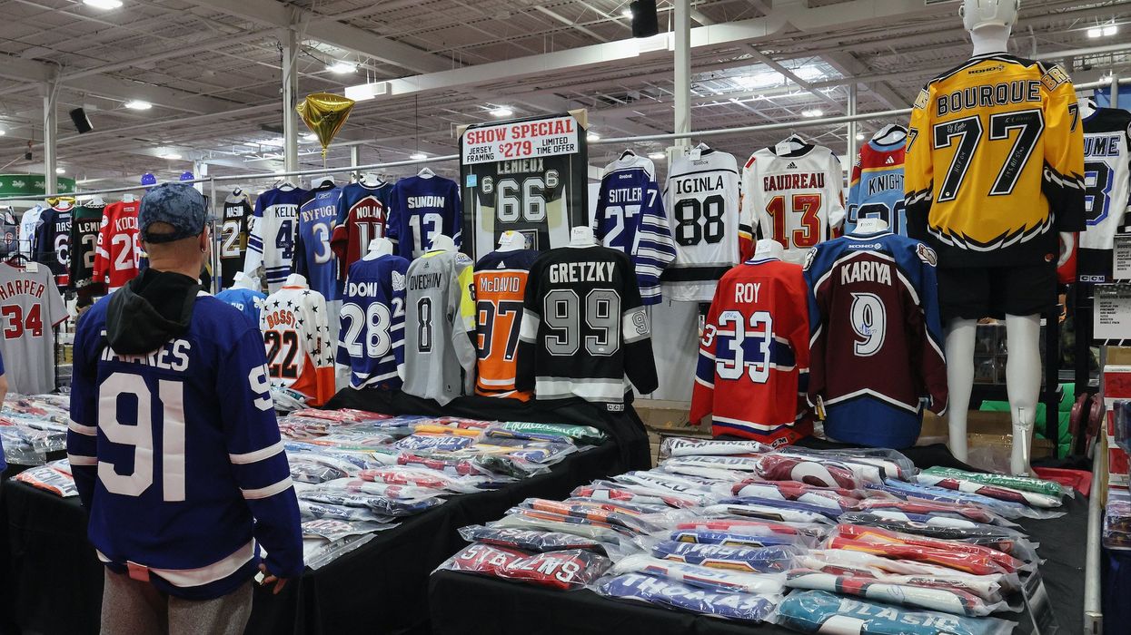 Sports memorabilia industry in chaos after seller admits massive scheme to fake signatures, then commits suicide