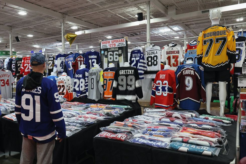 Sports memorabilia industry in chaos after seller admits massive scheme to fake signatures, then commits suicide