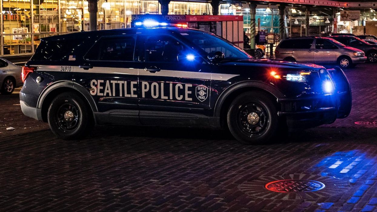 Stabbing victim fights back, overpowers his attacker until police arrive and arrest suspect