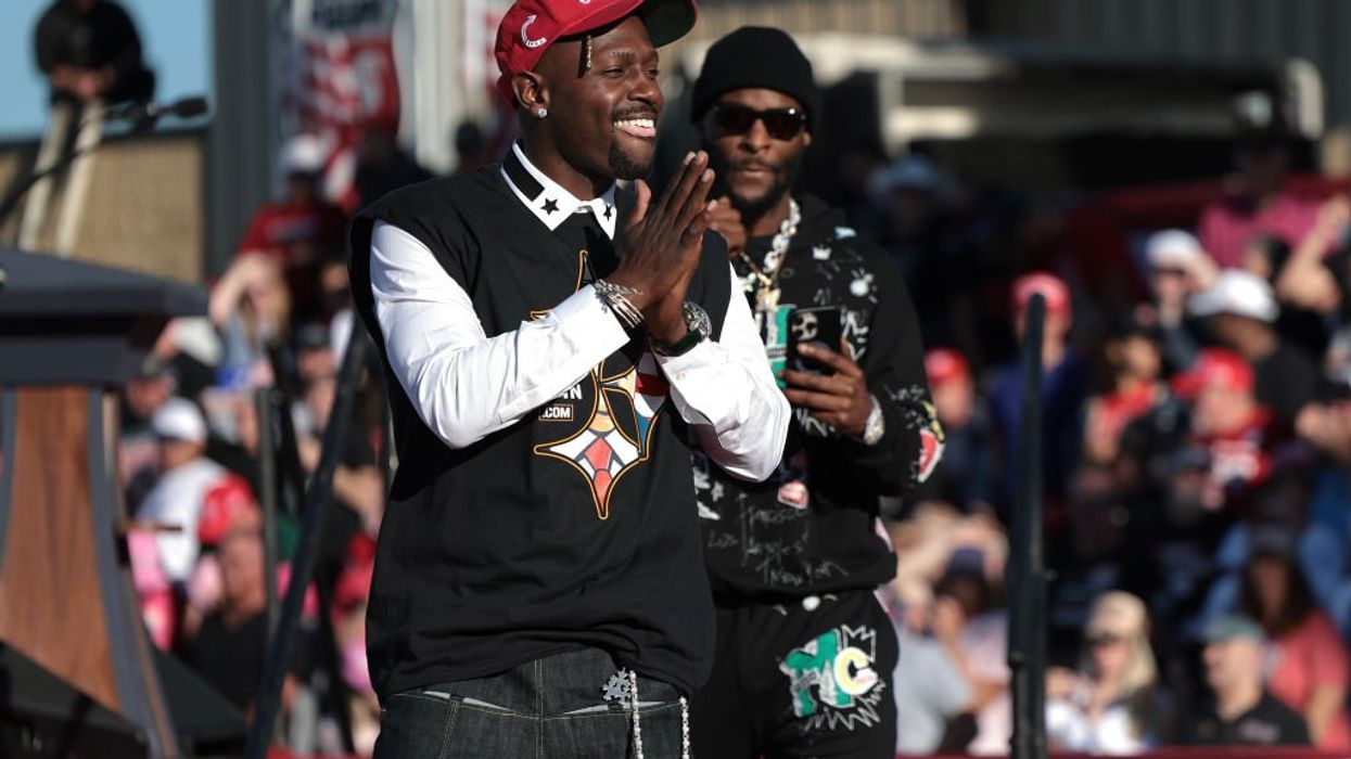 Super Bowl champ and former Steeler Antonio Brown campaigns for Trump in front of steelworker crowd in Pennsylvania