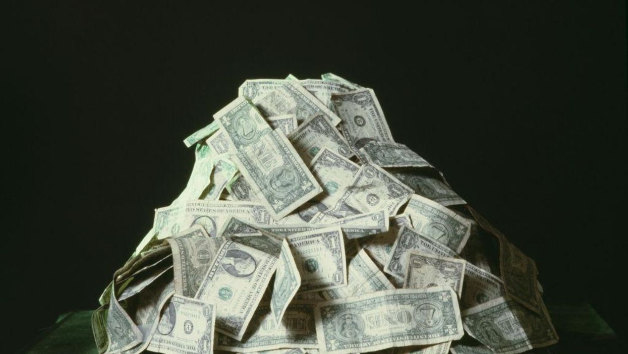 Survey finds that nearly 7 in 10 Americans are living paycheck to paycheck