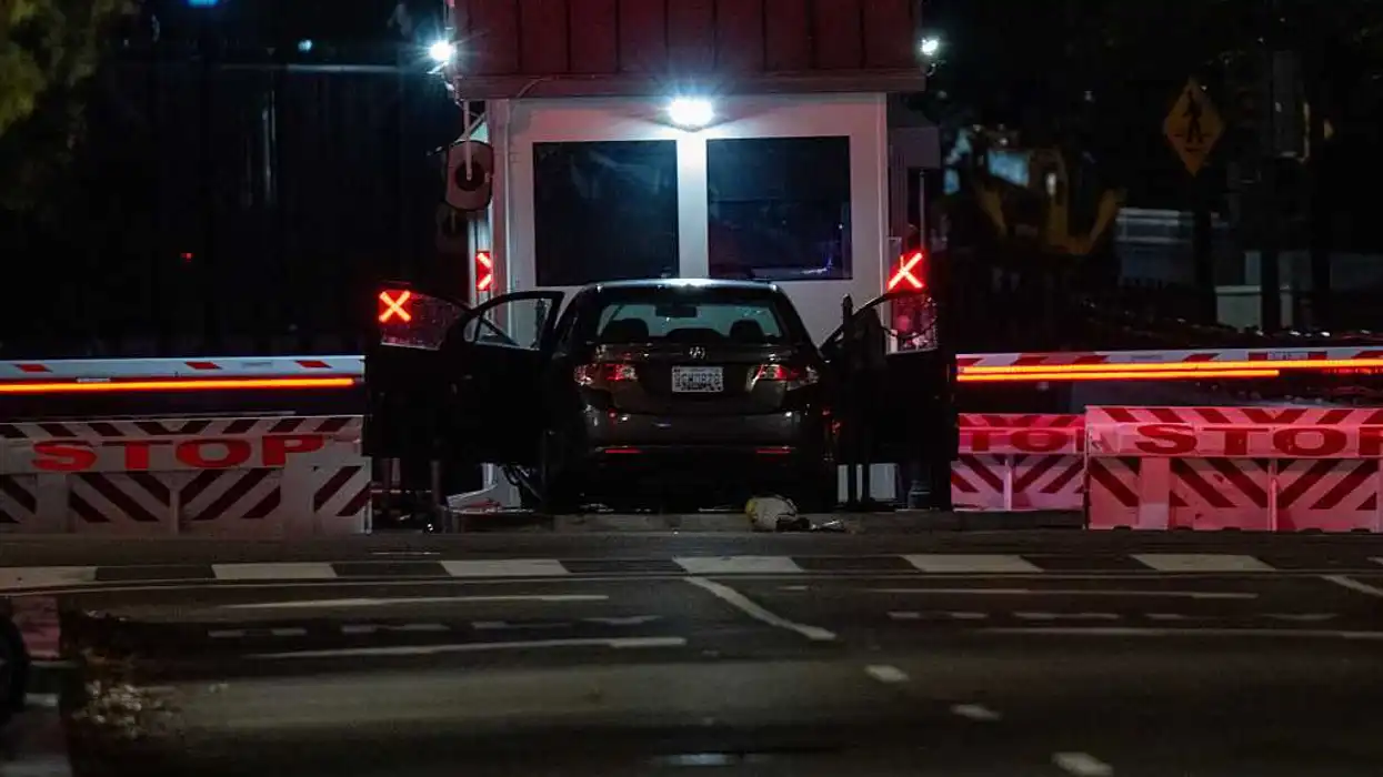 Suspect arrested after crashing vehicle into barricade near White House