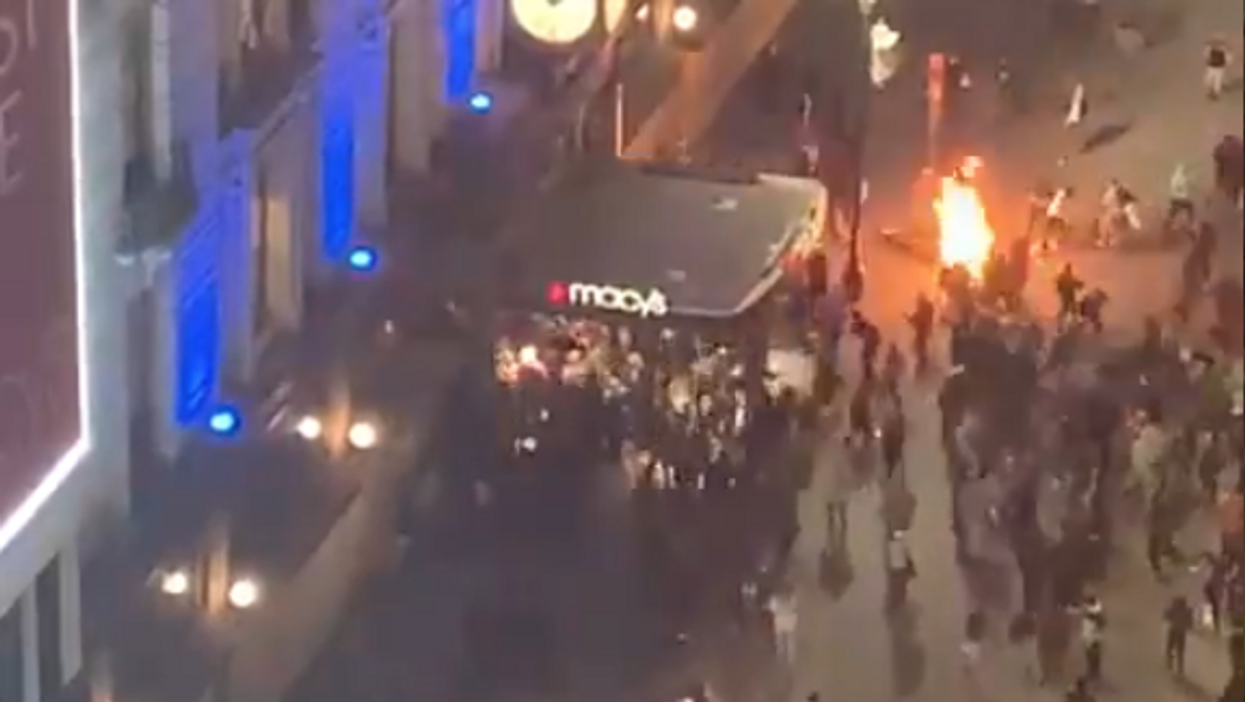 Swarms of NYC looters storm Macy's, clean out luxury stores in SoHo despite citywide curfew