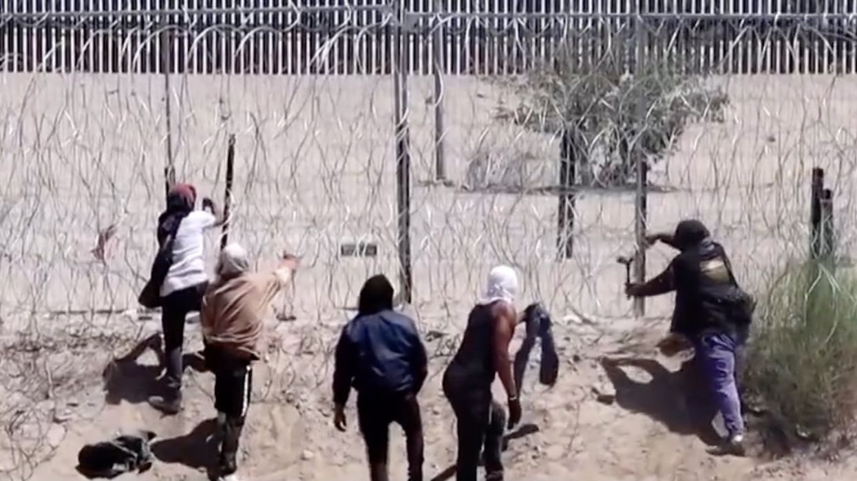 Texas National Guard pepper sprays 'migrants' trying to cut through fence at border: Reuters video