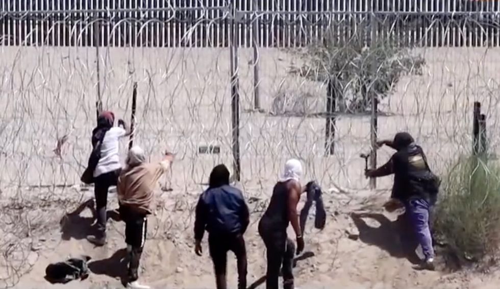 Texas National Guard pepper sprays 'migrants' trying to cut through fence at border: Reuters video