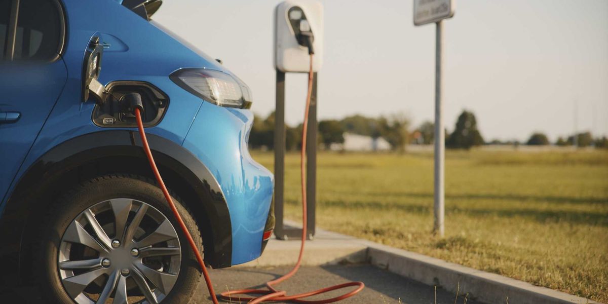 The electric vehicle market is out of gas -- you can guess who's freaking out