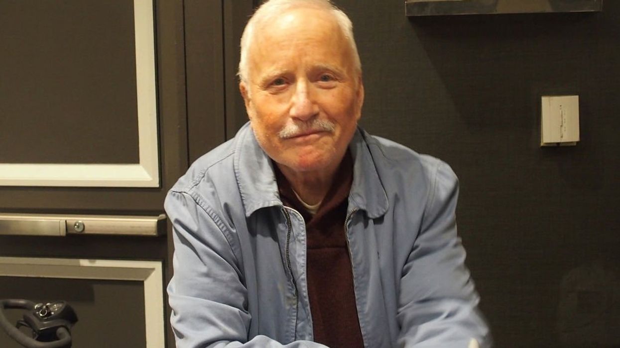 Theater apologizes after Richard Dreyfuss takes stage in a dress and allegedly mocks transgenderism at 'Jaws' screening