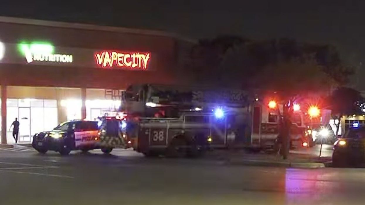 Thugs armed with guns allegedly try to rob vape shop, but employee isn't having it, chases crooks outside and fights them