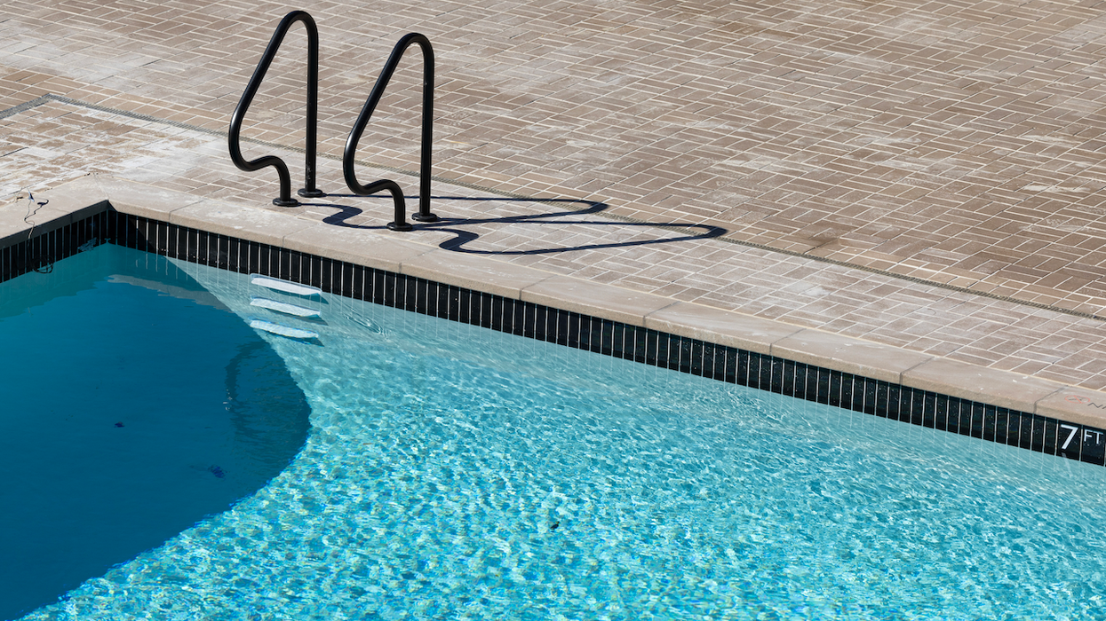 Thugs kick, stomp on woman's face in front of her children after she told attackers to not hop fence at pool