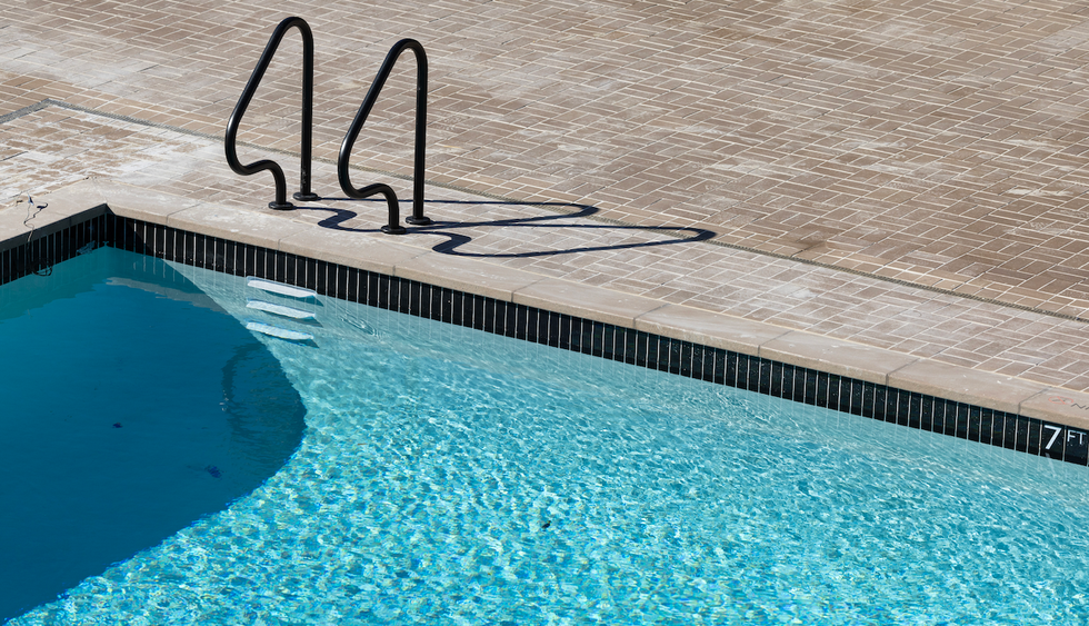 Thugs kick, stomp on woman's face in front of her children after she told attackers not to hop fence at pool