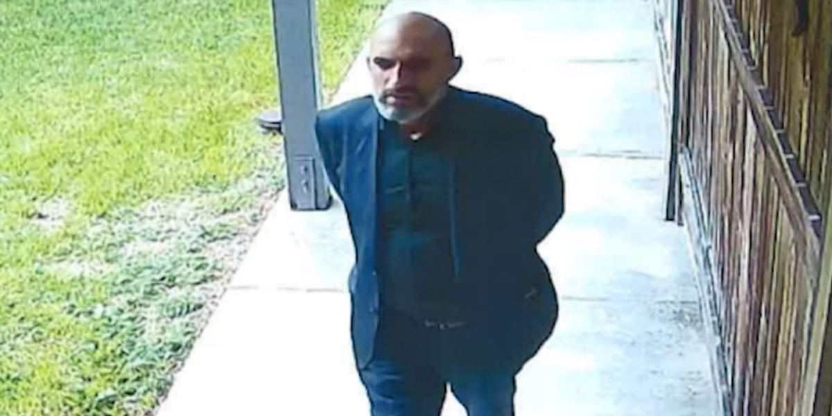 NextImg:Traveling fake priest reportedly steals $500 after pretending to lose his keys to sneak into Houston church | Blaze Media
