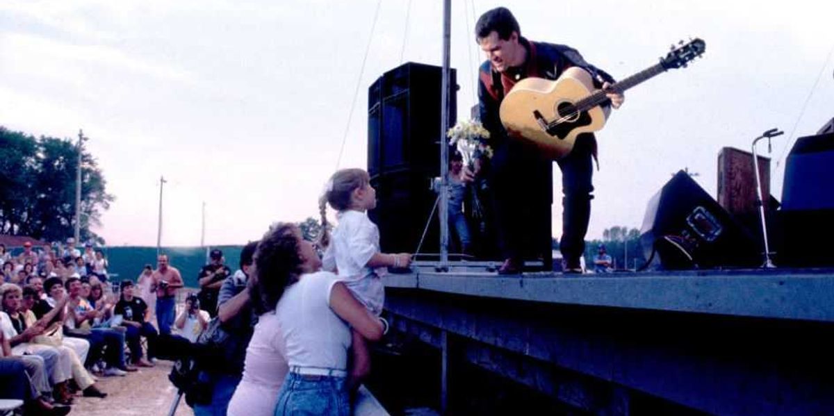 Trends come and go, but Randy Travis is 'Forever'