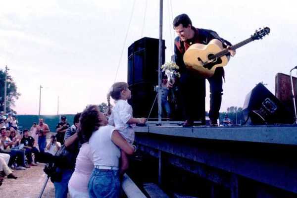 Trends come and go, but Randy Travis is 'Forever'