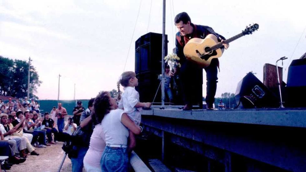 Trends come and go, but Randy Travis is 'Forever'