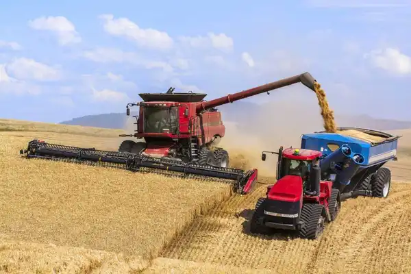 Trump gives American farmers $12 billion boost to overcome inflation, trade wars