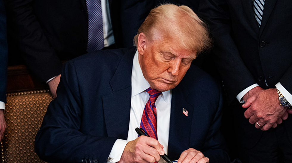 Trump pardons MLB legend and 'Celebrity Apprentice' cast member for 30-year-old tax fraud charges