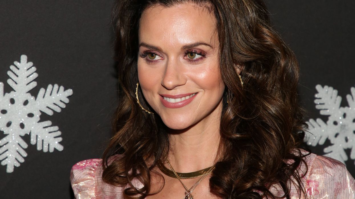 Twitter mocks gray root sacrifice of actress showing solidarity with front-line workers, and she lashes out