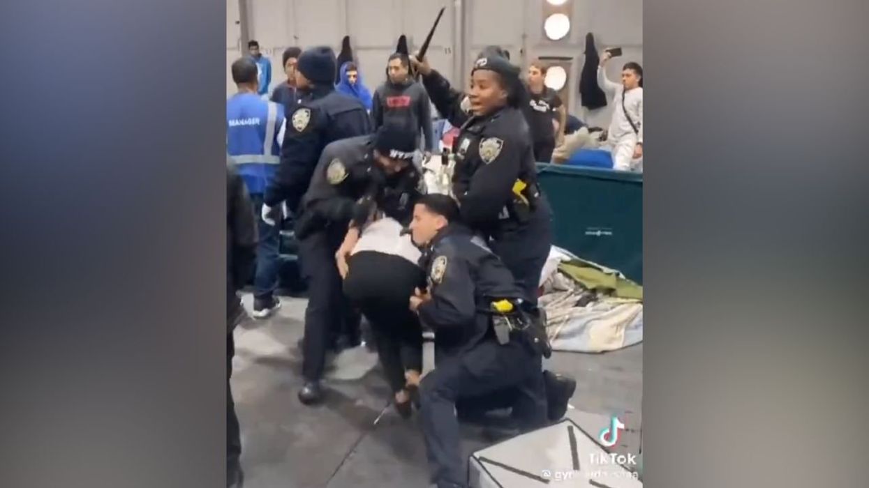 Unruly migrants at Randall's Island shelter attack NYPD officers attempting to make an arrest: Video