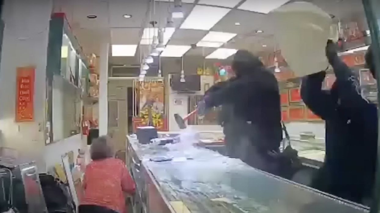 Video: 8 armed thugs smash Oakland jewelry store's display cases, steal nearly all items in brazen, devastating daytime heist