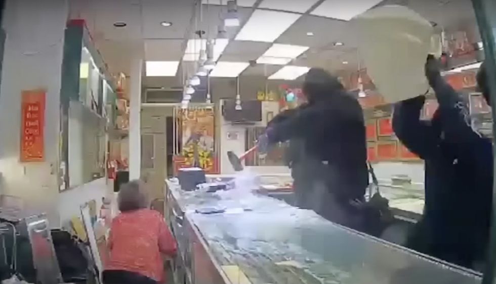Video: 8 armed thugs smash Oakland jewelry store';s display cases‚ steal nearly all items in brazen‚ devastating daytime heist