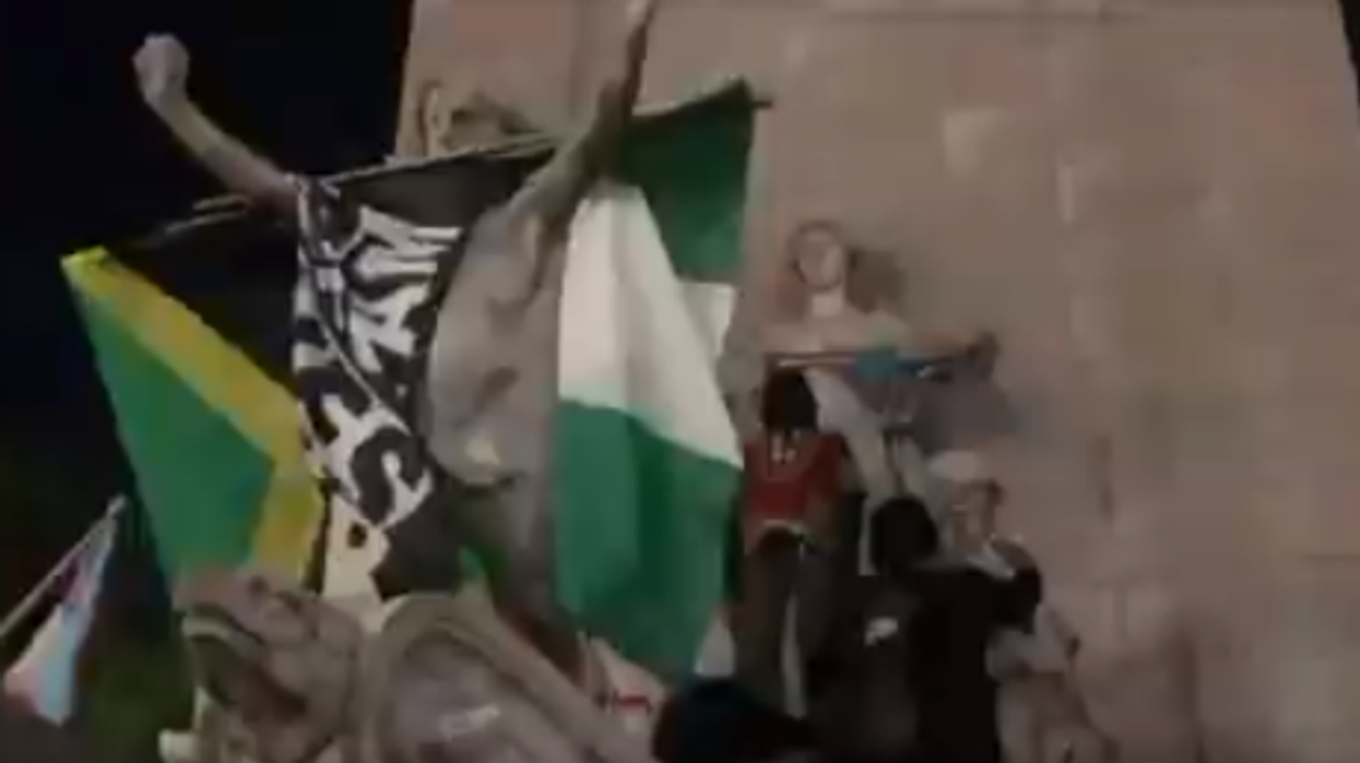 VIDEO: Activists and cops clash in NYC; Central Park statues vandalized with anti-police graffiti