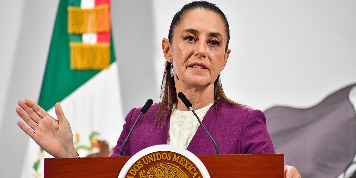 Video appears to show possibly drunken man trying to grope and kiss Mexican president in public