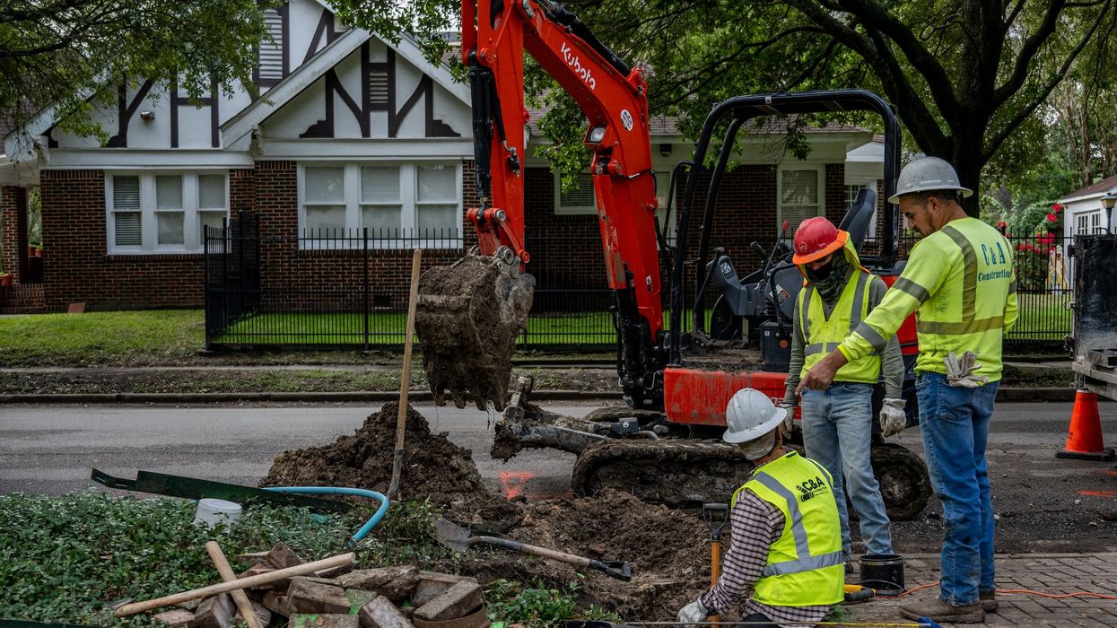 Video captures construction workers fighting off alleged robber armed with gun