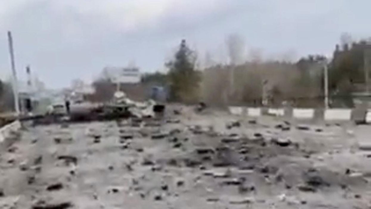 Video: Hero Ukrainian soldier sacrifices himself to blow up bridge and stop advancing Russian troops