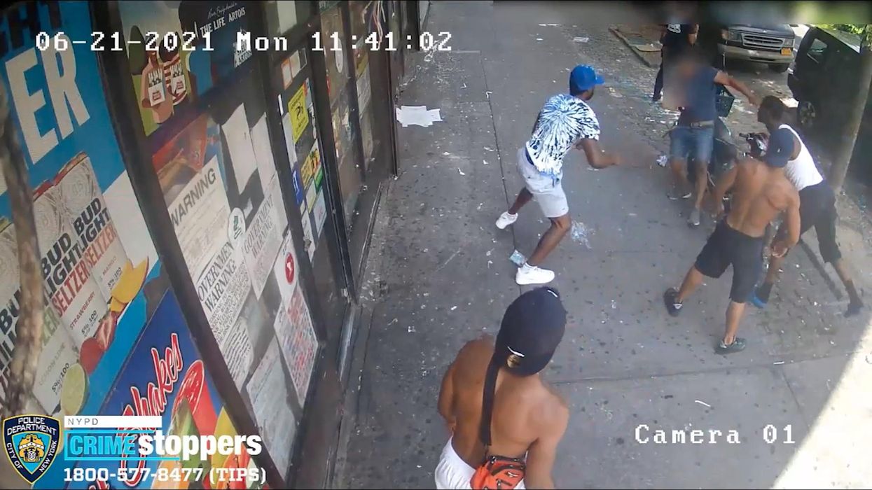 VIDEO: Multiple men attack off-duty NYPD cop in broad daylight