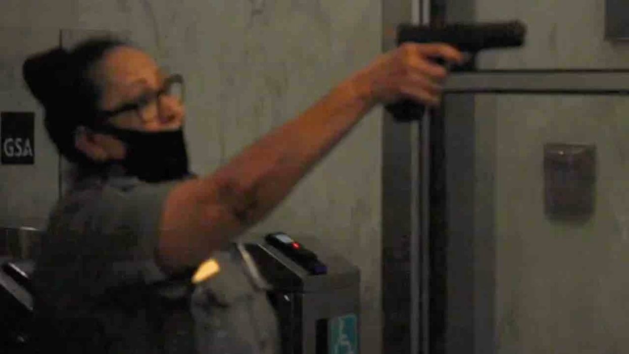 VIDEO: Security guard pulls gun on protesting mob that stormed lobby of New York City federal building