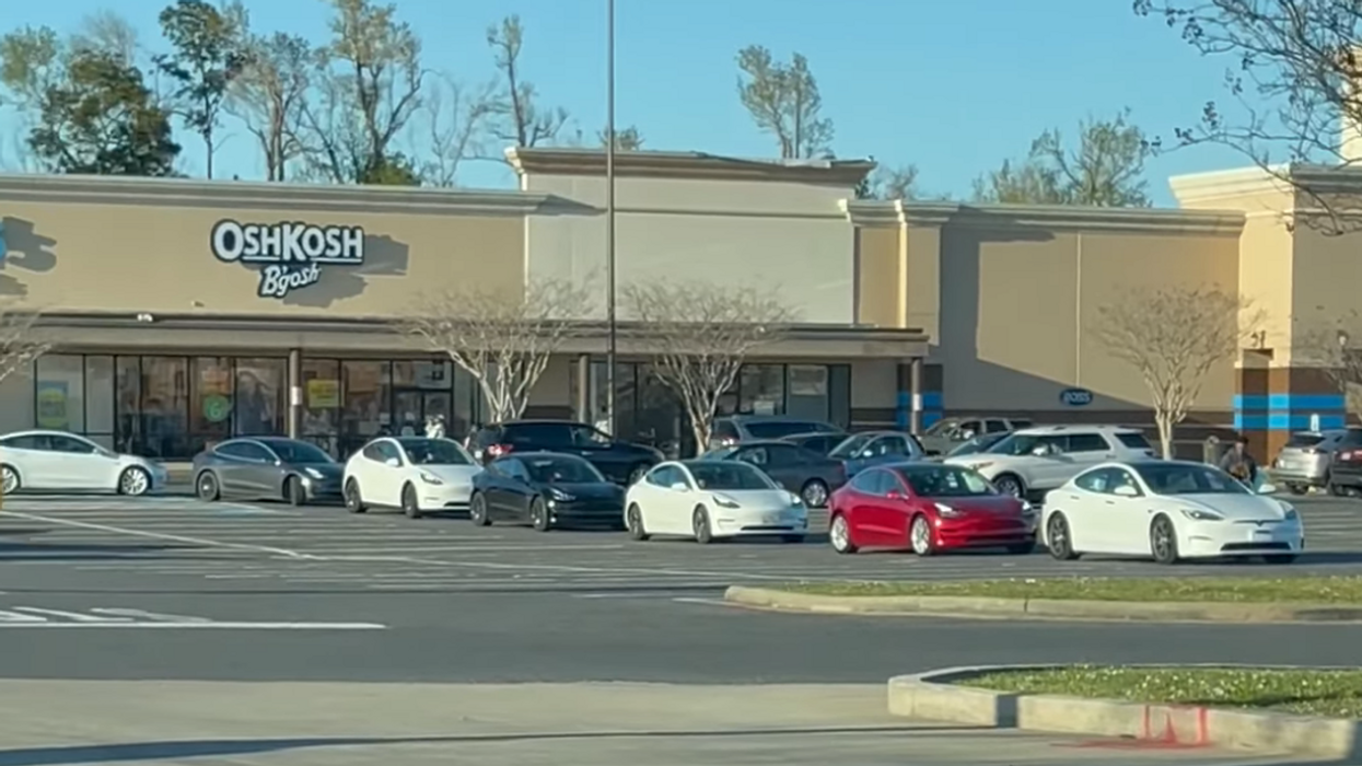 Video shows enormous line of Teslas waiting to charge in Louisiana