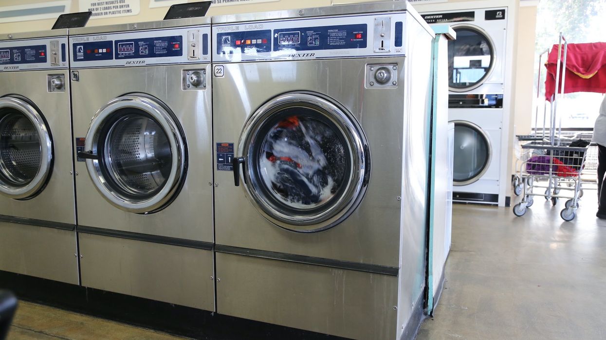 Video shows Good Samaritans tackling man who was threatening woman with a bat at laundromat