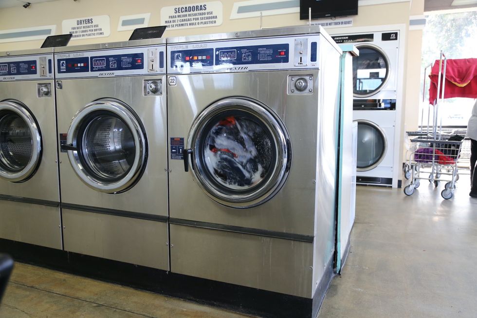 Video shows Good Samaritans tackling man who was threatening woman with a bat at laundromat