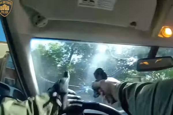 Video: Suspect opens fire on Texas SWAT team serving arrest warrant; but cops shoot back — 1 right through his own windshield
