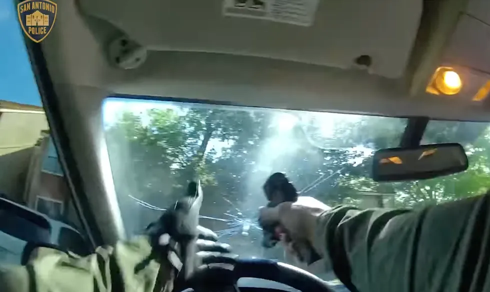 Video: Suspect opens fire on Texas SWAT team serving arrest warrant; but cops shoot back — 1 right through his own windshield