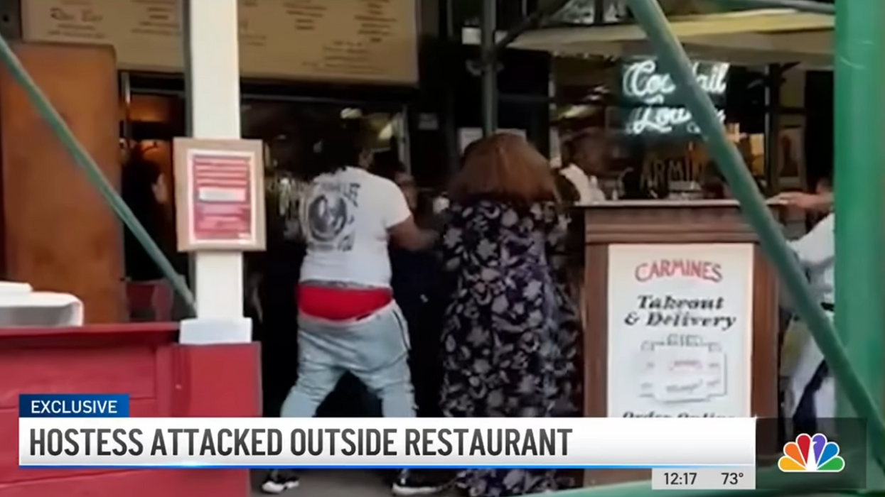 VIDEO: Tourists attack hostess after she asks for proof of COVID vaccination