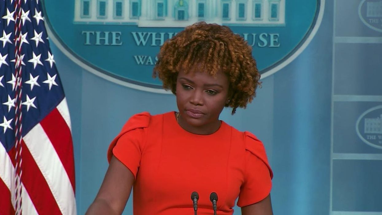 WH press sec left silenced when reporter corrects her for claiming migrants are not walking across border: 'That’s exactly what’s happening!'